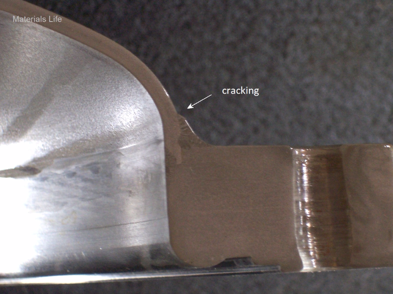 Macrography of the welded joint between the flange and the shell, indicating the position where the cracking was detected, at 90°.