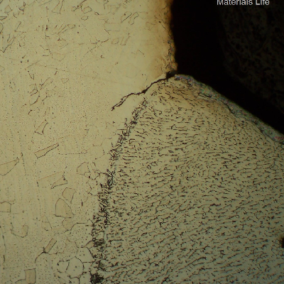 The micrography of the welded joint between the flange and the shell, in a region that was not yet macroscopically cracked, presented a fatigue crack from the margin of the fillet weld.