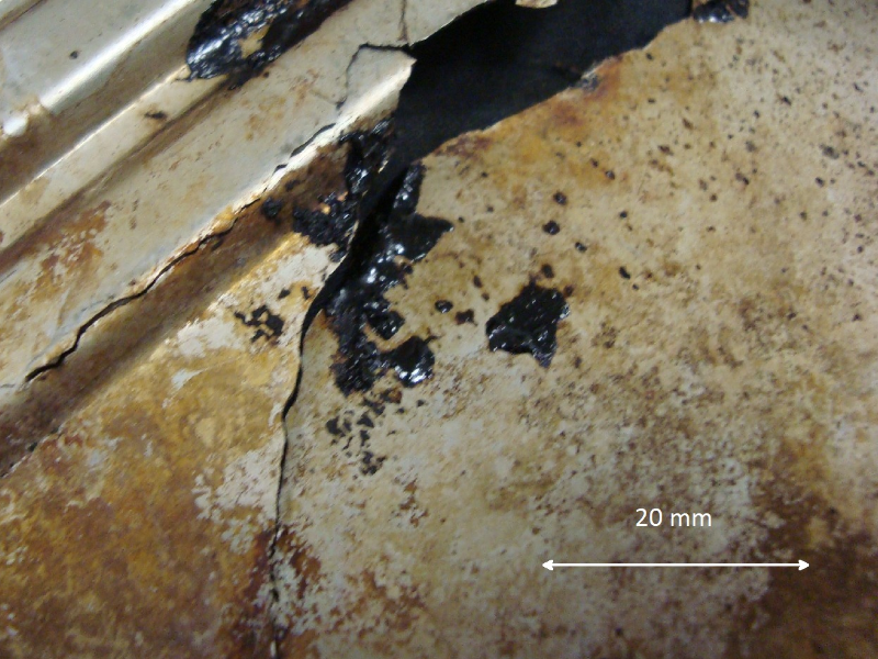 Aspect of the heat exchanger plate showing the rupture of the plate in multiple cracks, starting at the side of the crude oil with high salinity.