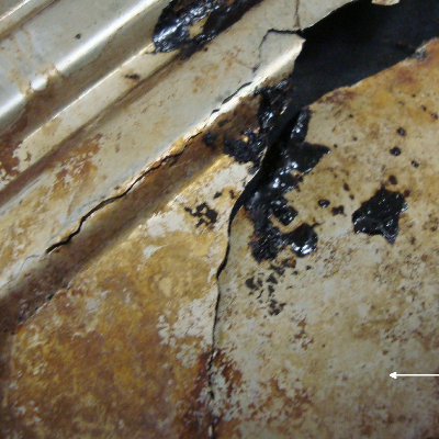 Aspect of the heat exchanger plate showing the rupture of the plate in multiple cracks, starting at the side of the crude oil with high salinity.