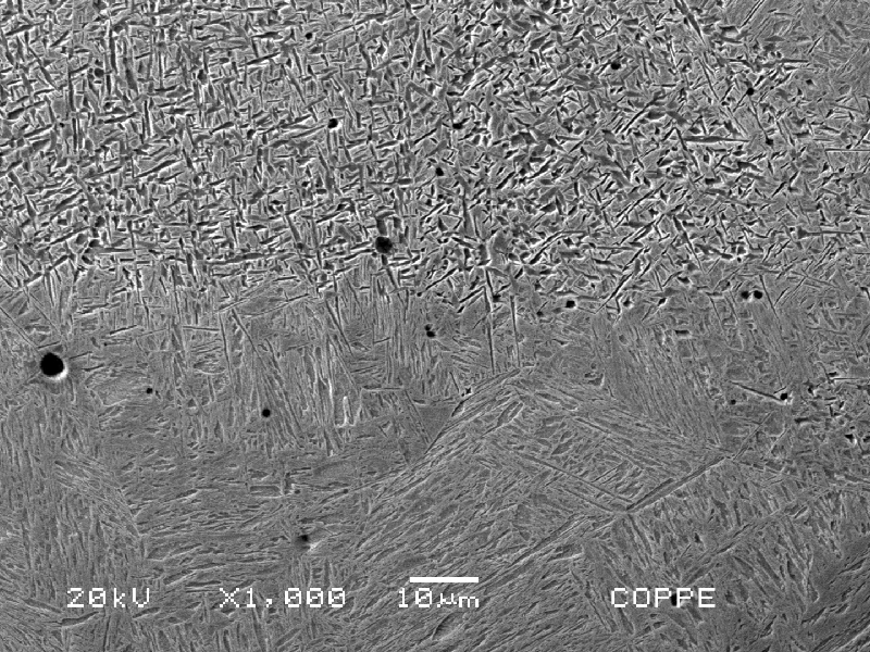 Micrographic detail of the fusion line of the low alloy steel tube, by scanning electron microscopy, showing the martensitic structure at the HAZ and acicular ferritic structure in the weld metal.