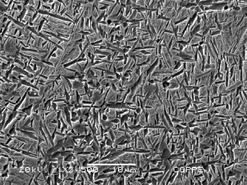 Micrographic detail of the ferritic structure in the weld metal close to the low alloy steel tube, by scanning electron microscopy.  The weld metal presents a typical aspect for high strenght weld metal (100% acicular ferrite).