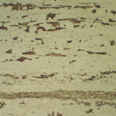 Detail of the microstructure in the center of the plate, in the longitudinal section.  The ferritic structure is refined and presents different grain sizes. Carbides are presented in different morphologies (perlite, precipitated) and there are probably microphases (aligned in a central segregation line).