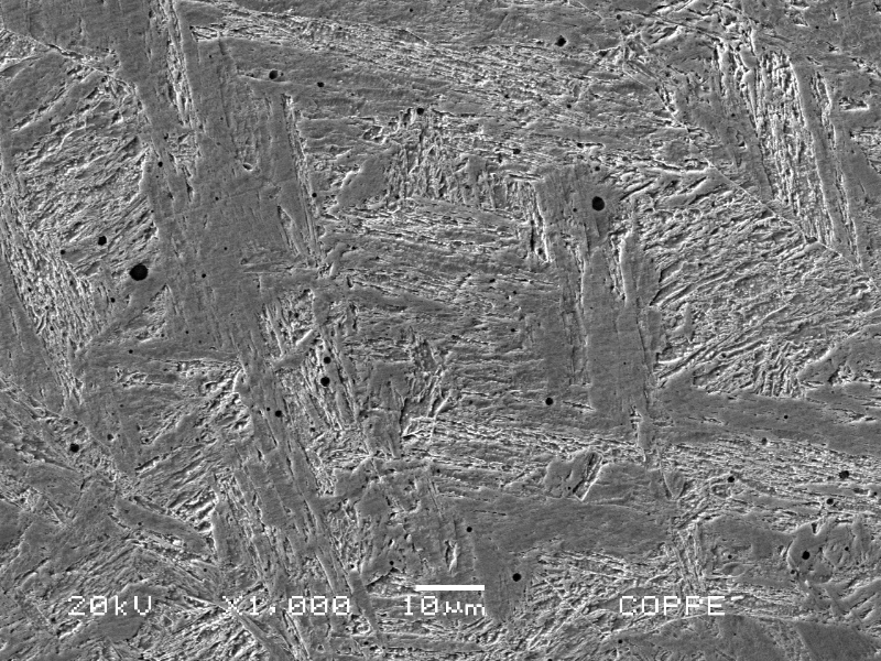 Micrographic detail of the weld metal presenting equiaxial grains grains and martensitic structure. There are also multiples globular inclusions, caracteristic of a welding process that uses flux.