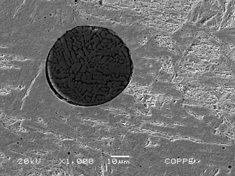 Micrographic detail of a non metallic inclusion in the weld metal of a joint between the original casting blade remanufacture by welding and an insert casting. The EDS analysis indicated the presence of the elements Ti, Zr, Si and O in the inclusion.