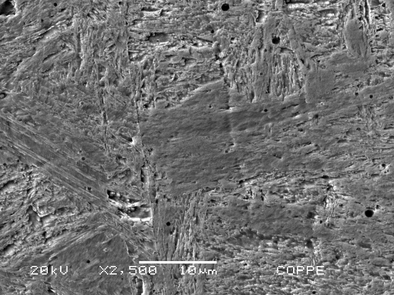 Higher magnification of the martensitic structure of the weld metal, in a region where the previous austenitic grains are columnar. Hardness level of 350HV10.