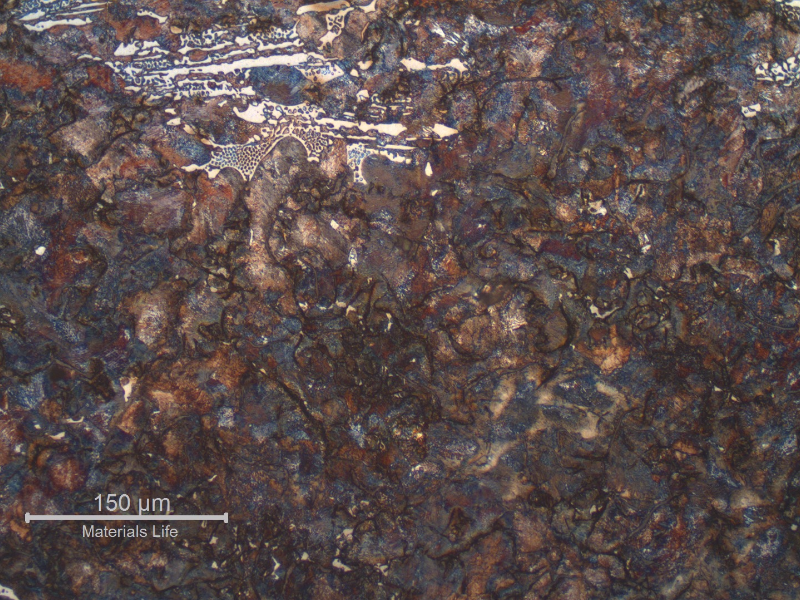 In the center of the shaft thickness the structure is perlitic with graphite in flakes, but there are also islands of ledeburite.