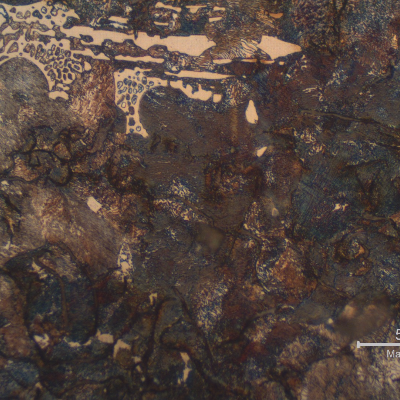 Micrographic detail of the structure in the center of the shaft thickness. Perlitic matrix with graphite in flakes, and ledeburite islands.