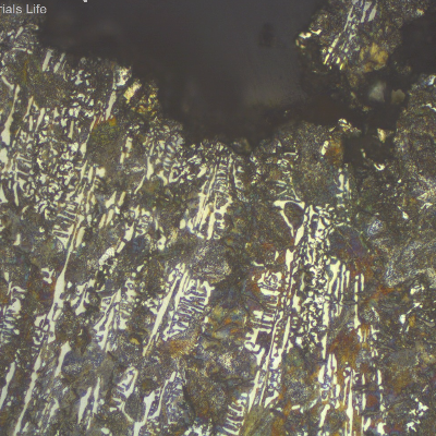 Micrography transverse to the fracture, showing that the region that broke presented in the shaft thickness a large amount of brittle structures (ledeburite), that suggest a too large extension of the chill effect.