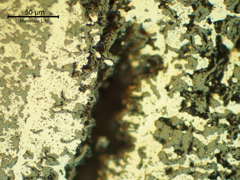 Micrographic detail of the seam weld in the middle of the thickness, presenting the needles that are the result of microsctructural evolution and cracks filled with oxides.