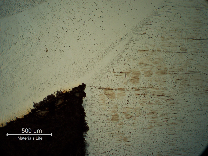 Micrography of a transverse section of the circumferential butt weld, close to the internal surface, presenting a shallow localized corrosion at the margin of the weld.