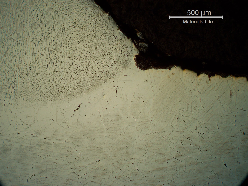 Micrography of a transverse section of the circumferential butt weld, close to the external surface, presenting a shallow localized corrosion at the margin of the weld.