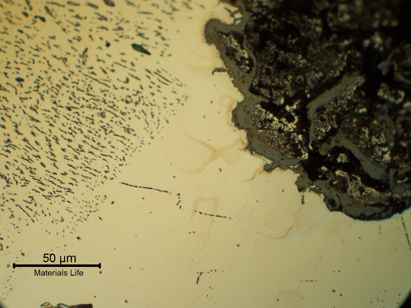 Micrographic detail of the circumferential butt weld, close to the external surface, presenting a shallow localized corrosion at the margin of the weld.