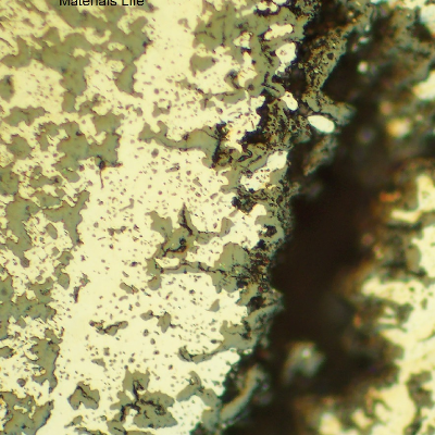 Micrographic detail of the seam weld in the middle of the thickness, presenting the needles that are the result of microsctructural evolution and cracks filled with oxides.