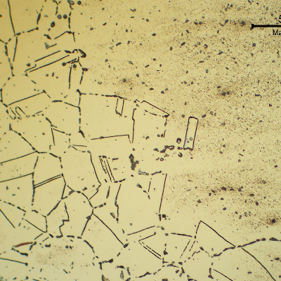 Micrographic detail of the fitting base metal, presenting an austenitic structure with intergranular and transgranular precipitation as a result of microstructural evolution.