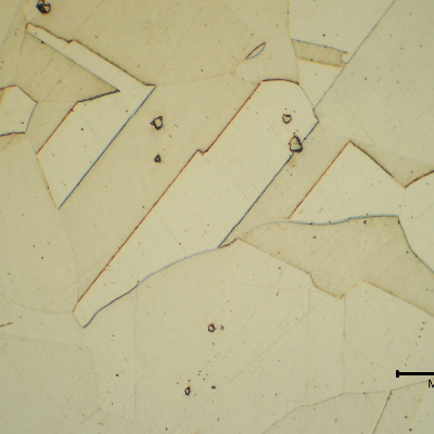 Micrography of the nut in the longitudinal direction, in the center of the thickness, presenting a granular austenitic structure free from detrimental phases.