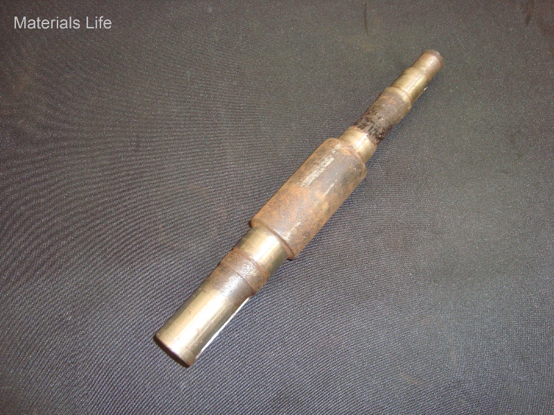 The shaft presented a light wear at the end of the life. See the schematic drawing in the next figure
