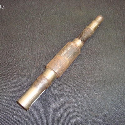 The shaft presented a light wear at the end of the life. See the schematic drawing in the next figure
