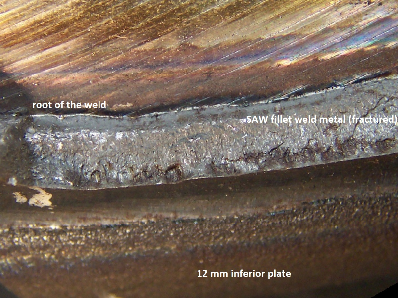 Aspect of the fracture in the middle of the fillet weld between the superior plate (Low carbon 8 mm thick no longer there) and the inferior plate (C-Mn 12 mm thick), in an overlap geometry.