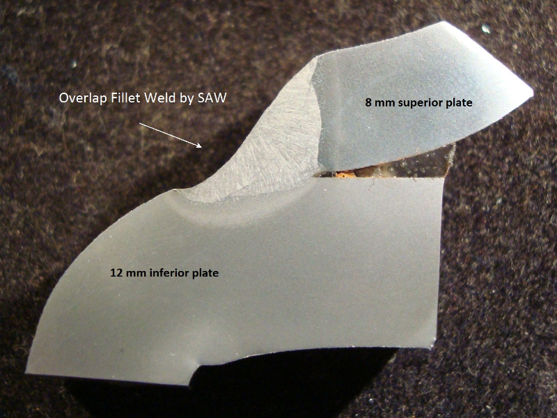 Macrography of the joint welded by SAW process in overlap geometry, between the 8 mm low carbon steel plate (superior) and the 12 mm C-Mn steel plate (inferior).