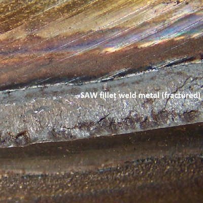 Aspect of the fracture in the middle of the fillet weld between the superior plate (Low carbon 8 mm thick no longer there) and the inferior plate (C-Mn 12 mm thick), in an overlap geometry.