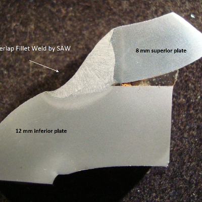 Macrography of the joint welded by SAW process in overlap geometry, between the 8 mm low carbon steel plate (superior) and the 12 mm C-Mn steel plate (inferior).