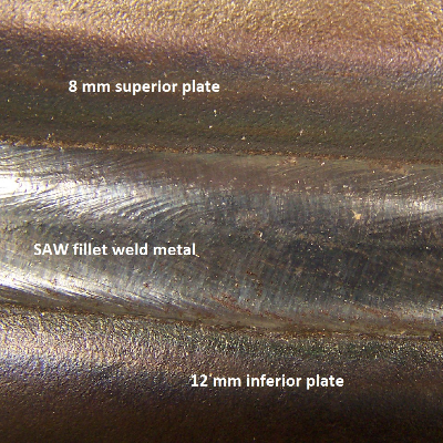 Aspect of the fillet weld between the superior plate (Low carbon 8 mm thick) and the inferior plate (C-Mn 12 mm thick), in an overlap geometry. In this region the welded joint was sound.