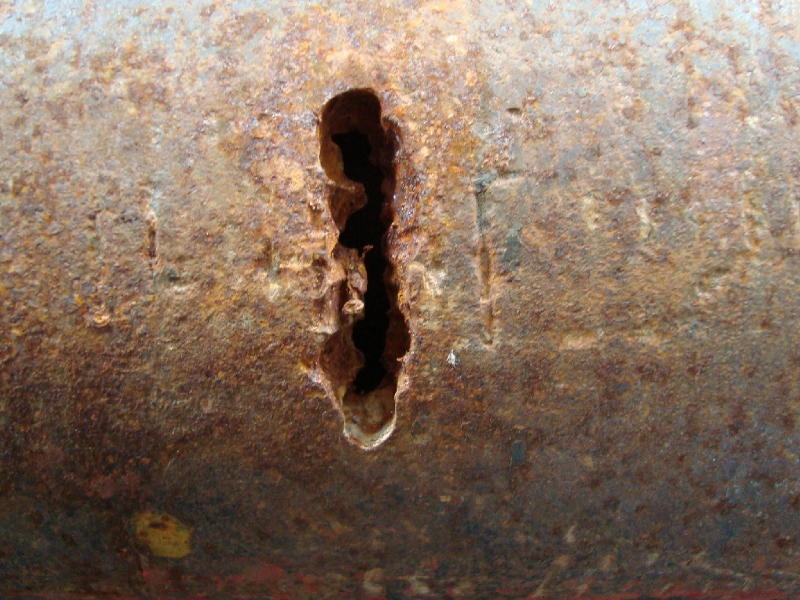 Aspect of the washout in the 5" drill pipe, in the pipe body, before cleaning the surface.