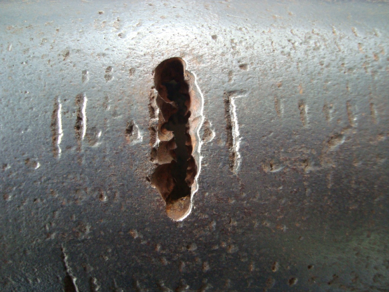 Aspect of the washout in the 5" drill pipe, in the pipe body, after cleaning the surface. The surface presents several parallel tool marks that are not typical in the pipe since the torque is applied in the tool joint.