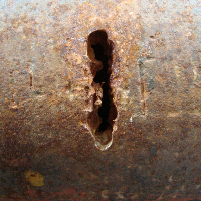 Aspect of the washout in the 5" drill pipe, in the pipe body, before cleaning the surface.