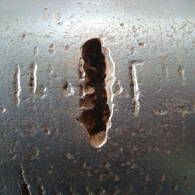 Aspect of the washout in the 5" drill pipe, in the pipe body, after cleaning the surface.  The surface presents several parallel tool marks that are not typical in the pipe since the torque is applied in the tool joint.