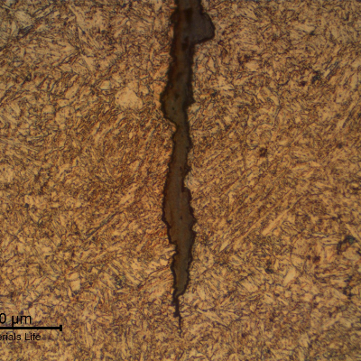 Micrographic detail of the slightly irregular crack propagation, typical of a corrosion-fatigue mechanism.