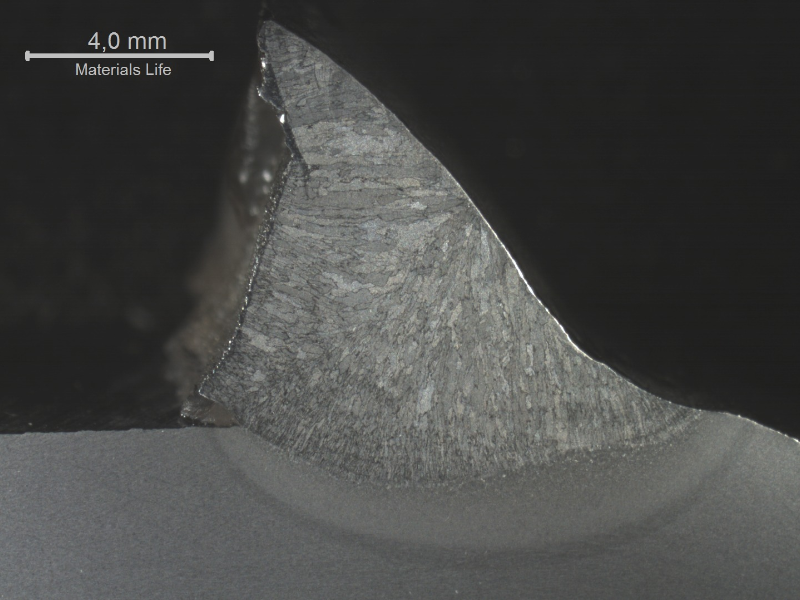 The macrography presents the position of the fracture in the fillet weld side.