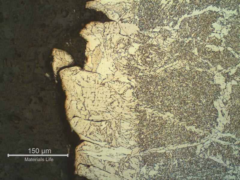 Micrography of the fractured region, from the weld metal side, showing that the intergranular cracking occurred at the coarse grain heat affected zone. The structure is bainitic and there are segregated regions in the previous austenite grain boundaries.
