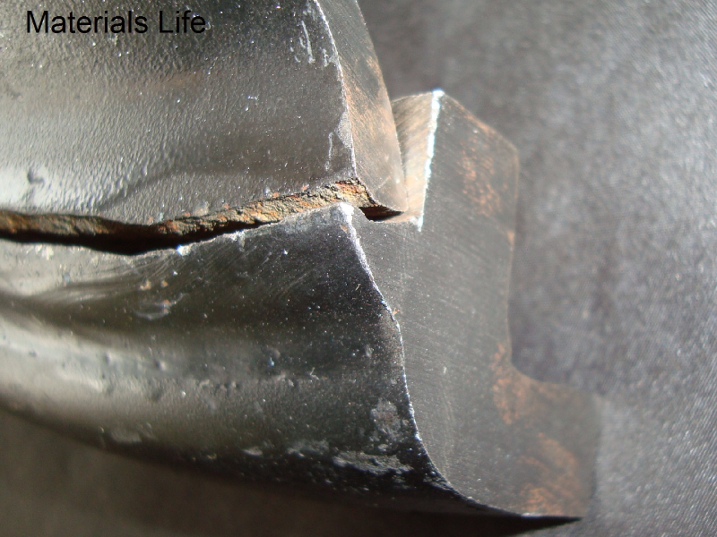 Fracture occurred during fabrication of a low carbon steel automotive part, welded by SAW process in one fillet, between a superior plate (8mm thick) and an inferior plate (12 mm thick). See the schematic drawing in the next figure.