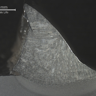 The macrography presents the position of the fracture in the fillet weld side.