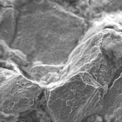 The fracture presents an intergranular aspect, and evidences of incipient melting, indicating a liquation cracking has occurred at the plate coarse grain heat affected zone/fusion line.