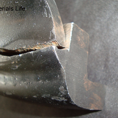Fracture occurred during fabrication of a low carbon steel automotive part, welded by SAW process in one fillet, between a superior plate (8mm thick) and an inferior plate (12 mm thick). See the schematic drawing in the next figure.