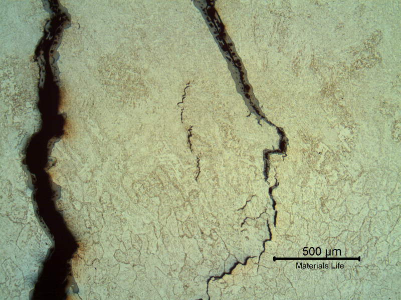 The micrographic aspect of the cracks in a section transverse to the weld (the removed sample), shows that there are cracks with different sizes, the larger are filled with products that indicate they were opened for longer times.