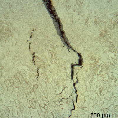 The micrographic aspect of the cracks in a section transverse to the weld (the removed sample), shows that there are cracks with different sizes, the larger are filled with products that indicate they were opened for longer times.