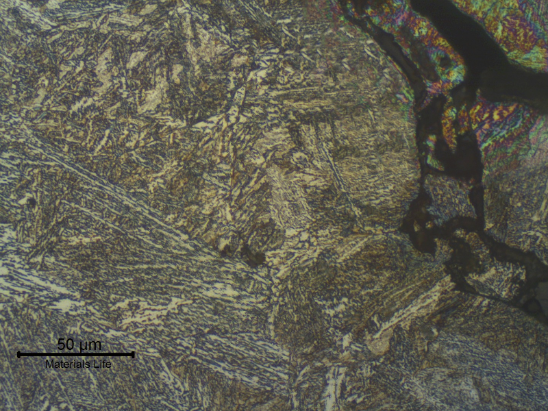 Micrographic detail of the cracks at the fusion line of the welded joint, at the connector side. The cracking presents morphology of melting regions of impurities at grain boundaries of the large grains of the heat affected zone (HAZ).