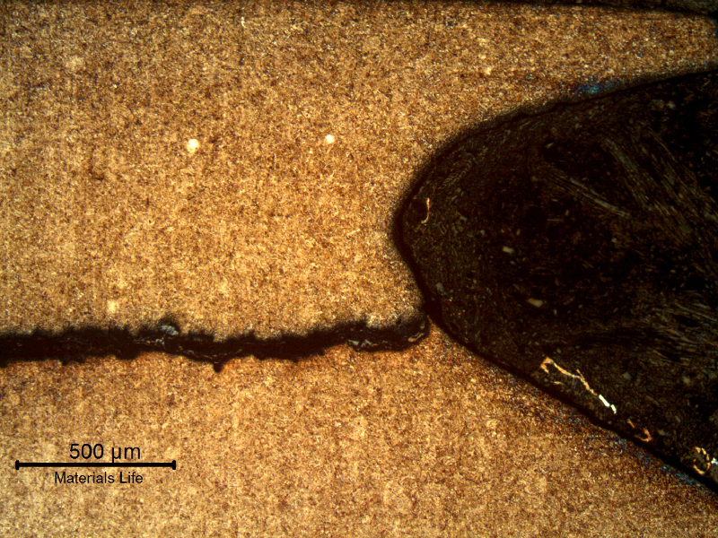 Micrography of a longitudinal section of the fastener, at the threat fillet, showing a transverse cracking.