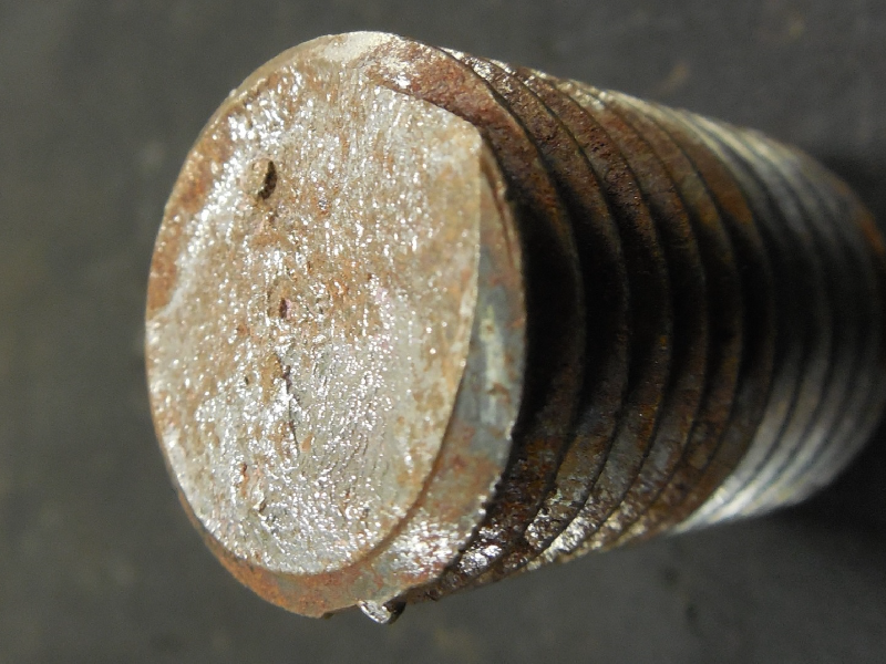 Aspect of the fastener fracture, flat, at a thread fillet.