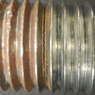 One side of the broken socket head screw, presenting secondary cracks in thread fillets adjacent to the position where the nut was tightened.