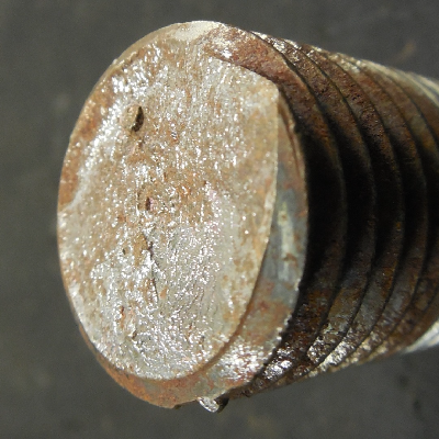Aspect of the fastener fracture, flat, at a thread fillet.