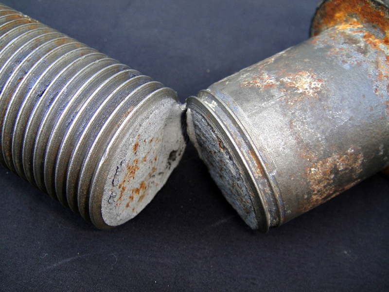 Aspect of the broken bolt 1 1/2" nominal diameter, after a short time in service (non residente subsea equipment) under cathodic protection. The bolt broke at the thread fillet, close to the head.