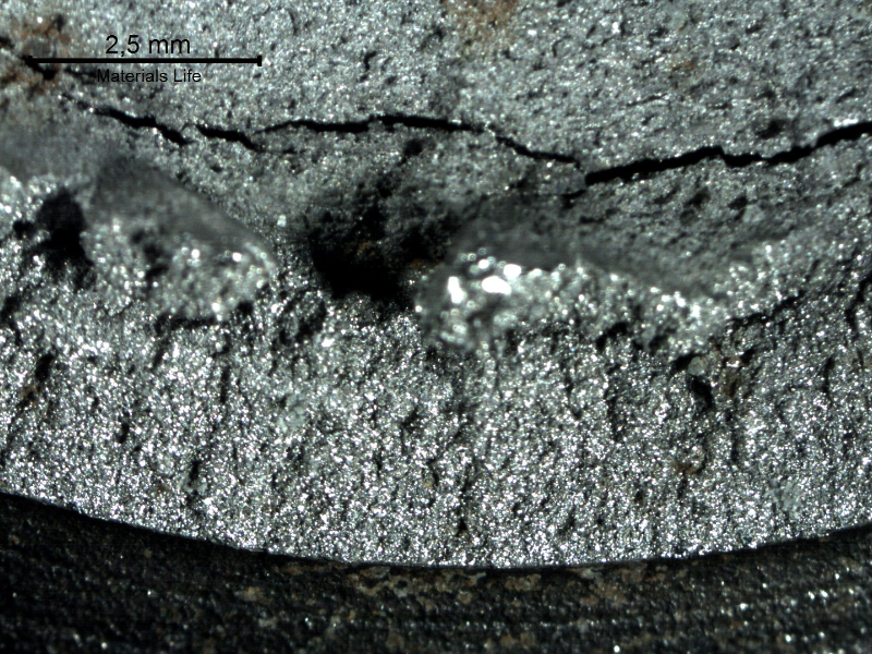 Detail of the brittle part of the bolt fracture, presenting a secondary cracking longitudinal to the bolt axis.  The region of the bolt at the bottom of the thread (close to the surface) is brighter than the internal part of the bolt suggesting different fracture mechanisms.
