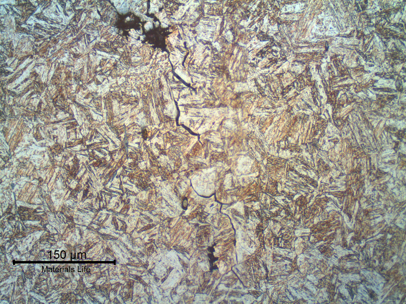 Micrographic detail of the longitudinal cracks in the middle of the bolt, that generaate the secondary cracks that appear at the fracture surface.
