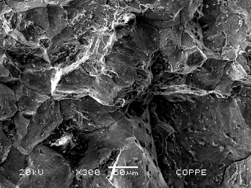 Fractographic aspect of the broken fastener, at the surface, showing na intergranular morphology typical of a hydrogen assisted mechanism of a high strenght steel under cathodic protection.