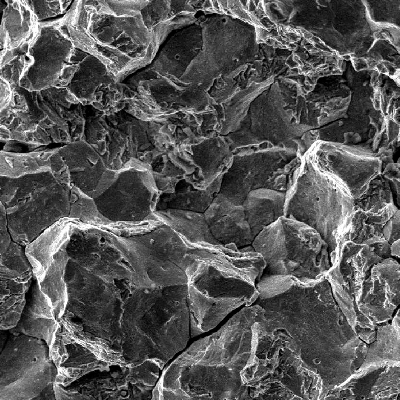 Microscopic aspect of the fracture, close to the bolt surface where the fracture is macroscopically brittle, presenting a predominantly intergranular fracture micromechanism.